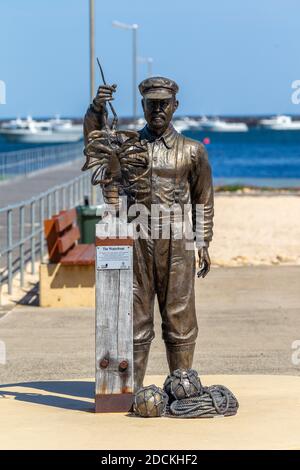 La statua del pescatore all'inizio del Porto MacDonnell Jetty in background preso in Sud Australia il mese di novembre 10° 2020 Foto Stock