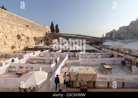 gerusalemme-israele. 30-10-2020. Vista dall'alto delle aree recintate del Muro Occidentale per le preghiere in gruppi fino a 20 persone, per prevenire la diffusione del coro Foto Stock