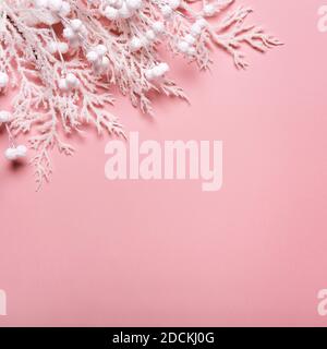 Sfondo delle vacanze invernali in colori pastello. Rami di gelo bianco con bacche e luci bokeh Foto Stock