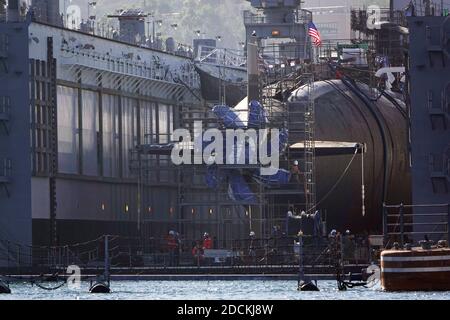 San Diego, California, Stati Uniti. 20 Nov 2020. Un sottomarino ad attacco rapido della marina degli Stati Uniti, di classe Los Angeles, alimentato dal nucleare, è ancorato a secco al Naval base Point Loma. Il sommergibile è ancorato ad Arco, una banchina a secco galleggiante ausiliaria media classe ARDM-5 per la riparazione e l'assistenza. Credito: K.C. Alfred/ZUMA Wire/Alamy Live News Foto Stock