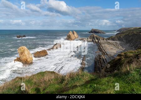 Una costa frastagliata e selvaggia in Cantabria, nel nord della Spagna Foto Stock