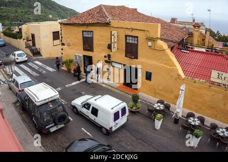 Strada con belle case nella città di Icod de las Vinos, dove cresce il famoso antico albero del Drago (Dracaena) sull'isola di Tenerife. Spagna. Foto Stock