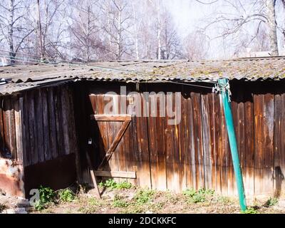 Le vecchie capannoni primaverili nel villaggio, la Russia Foto Stock