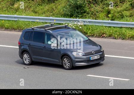 2016 grigio Volkswagen Touran se Famiglia TDI BMT; traffico veicolare, veicoli in movimento, automobili, veicoli che guidano su strade del Regno Unito, motori, motori sulla rete stradale autostradale M6 autostrada UK. Foto Stock