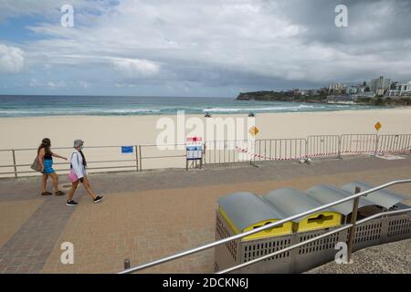 A seguito della diffusa disattenzione dell'opinione pubblica per gli avvertimenti di "allontanamento sociale" in Australia durante la pandemia di Coronavirus, Bondi Beach a Sydney è stata chiusa al pubblico. Anche se la famosa passeggiata di un chilometro della spiaggia rimane aperta, l'esercizio è limitato a gruppi di due o meno, in linea con le normative di distanza sociale. Foto Stock