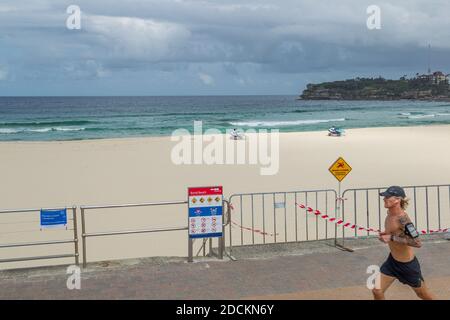 A seguito della diffusa disattenzione dell'opinione pubblica per gli avvertimenti di "allontanamento sociale" in Australia durante la pandemia di Coronavirus, Bondi Beach a Sydney è stata chiusa al pubblico. Anche se la famosa passeggiata di un chilometro della spiaggia rimane aperta, l'esercizio è limitato a gruppi di due o meno, in linea con le normative di distanza sociale. Foto Stock