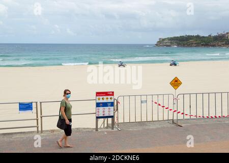 A seguito della diffusa disattenzione dell'opinione pubblica per gli avvertimenti di "allontanamento sociale" in Australia durante la pandemia di Coronavirus, Bondi Beach a Sydney è stata chiusa al pubblico. Anche se la famosa passeggiata di un chilometro della spiaggia rimane aperta, l'esercizio è limitato a gruppi di due o meno, in linea con le normative di distanza sociale. Foto Stock