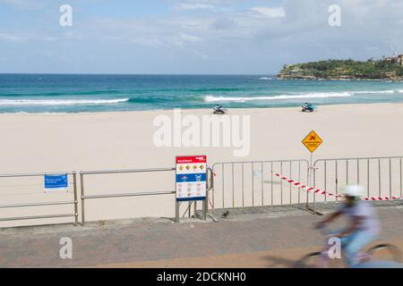 A seguito della diffusa disattenzione dell'opinione pubblica per gli avvertimenti di "allontanamento sociale" in Australia durante la pandemia di Coronavirus, Bondi Beach a Sydney è stata chiusa al pubblico. Anche se la famosa passeggiata di un chilometro della spiaggia rimane aperta, l'esercizio è limitato a gruppi di due o meno, in linea con le normative di distanza sociale. Foto Stock