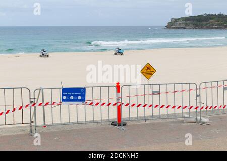 A seguito della diffusa disattenzione dell'opinione pubblica per gli avvertimenti di "allontanamento sociale" in Australia durante la pandemia di Coronavirus, Bondi Beach a Sydney è stata chiusa al pubblico. Anche se la famosa passeggiata di un chilometro della spiaggia rimane aperta, l'esercizio è limitato a gruppi di due o meno, in linea con le normative di distanza sociale. Foto Stock