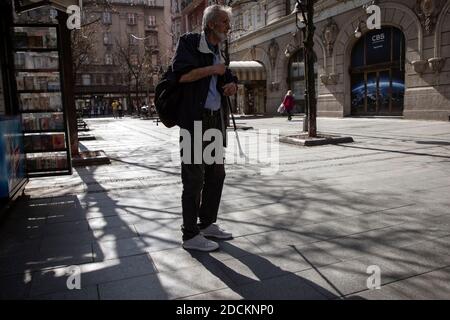 Belgrado, Serbia, 30 marzo 2019: Un uomo sconosciuto con zaino e bastone in piedi in via Knez Mihailova Foto Stock