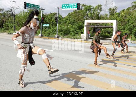 PLAYA DEL CARMEN, MESSICO - NOVEMBRE 21: Una danzatrice pre-ispanica esegue una danza rituale come un tentativo di ricevere denaro dai piloti. I ballerini pre-ispanici si portano in strada per ballare dalle 8 alle 11 come nuovo modo di lavorare; A causa della pandemia, le persone che hanno lavorato al Circo Soleil di Playa del Carmen sono state lasciate senza lavoro e hanno cercato un modo per ottenere un reddito durante la crisi del New Covid-19 il 21 novembre 2020 a Playa del Carmen, Messico. Credit: Rodolfo Flores/Eyepix Group/The Photo Access Credit: The Photo Access/Alamy Live News Foto Stock