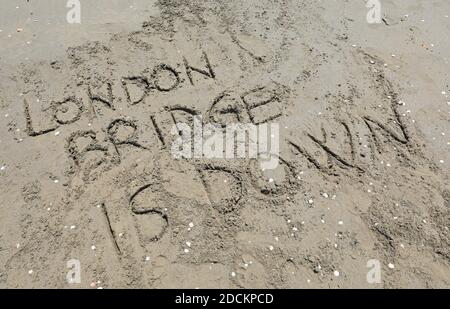 LONDON BRIDGE IS DOWN è il nome in codice di Operazione quando la Regina d'Inghilterra muore scritto in sabbia Foto Stock