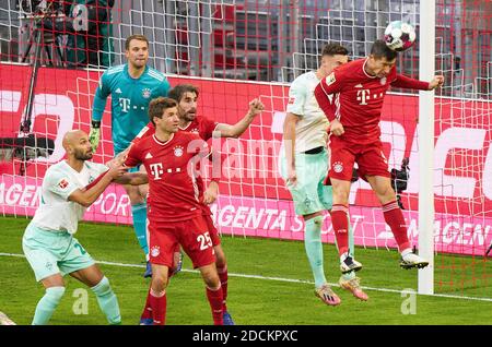 Monaco, Germania. 21 Nov 2020. Robert LEWANDOWSKI, FCB 9 SAVE, competere per la palla, affrontare, duello, header, zweikampf, azione, lotta contro Marco FRIEDL, BRE 32 Oemer TOPRAK, BRE 21 Javi MARTINEZ, FCB 8 Thomas MUELLER, MÜLLER, FCB 25 Manuel NEUER, Portiere FCB 1 alla partita FC BAYERN MUENCHEN - SV WERDER BREMEN 1-1 nella Bundesliga tedesca, Stagione 2020/2021, giorno 8 della partita, Monaco, Germania, 21 novembre 2020. Credit: Peter Schatz/Alamy Live News Foto Stock