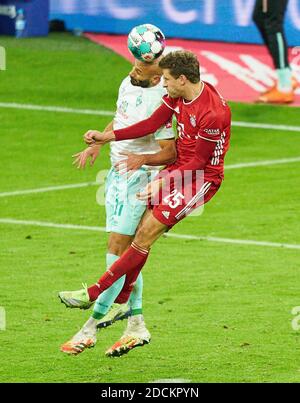 Monaco, Germania. 21 Nov 2020. Thomas MUELLER, MÜLLER, FCB 25 competere per la palla, affrontare, duello, header, zweikampf, azione, lotta contro Oemer TOPRAK, BRE 21 alla partita FC BAYERN MUENCHEN - SV WERDER BREMEN 1-1 nella Bundesliga 1.German, Stagione 2020/2021, match day 8, Monaco, Germania, 21 novembre 2020. Credit: Peter Schatz/Alamy Live News Foto Stock