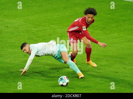 Monaco, Germania. 21 Nov 2020. Leroy SANE, FCB 10 competere per la palla, affrontare, duello, header, zweikampf, azione, lotta contro Milot RASHICA, BRE 7 alla partita FC BAYERN MUENCHEN - SV WERDER BREMEN 1-1 nella Bundesliga 1.German, Stagione 2020/2021, partita giorno 8, Monaco, Germania, 21 novembre 2020. Credit: Peter Schatz/Alamy Live News Foto Stock