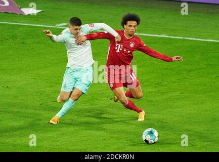 Monaco, Germania. 21 Nov 2020. Leroy SANE, FCB 10 competere per la palla, affrontare, duello, header, zweikampf, azione, lotta contro Milot RASHICA, BRE 7 alla partita FC BAYERN MUENCHEN - SV WERDER BREMEN 1-1 nella Bundesliga 1.German, Stagione 2020/2021, partita giorno 8, Monaco, Germania, 21 novembre 2020. Credit: Peter Schatz/Alamy Live News Foto Stock