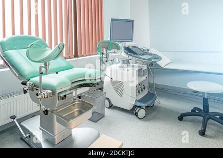 Sedia ginecologica in sala ginecologica. Interni moderni per ufficio ginecologico Foto Stock