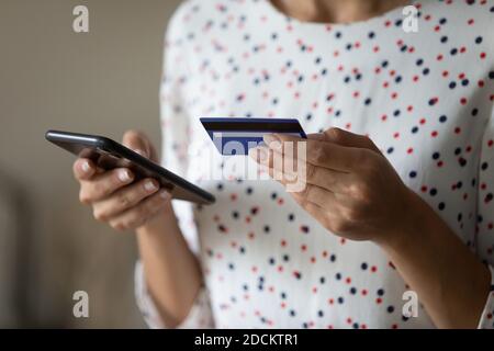 Primo piano di donna effettuare il pagamento online con carta di credito Foto Stock