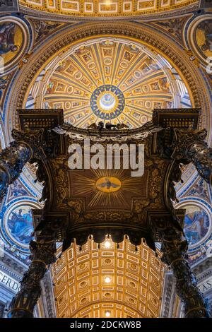 Basilica Papale di San Pietro interno con baldacchino Bernini, cupola e volta in Vaticano, Roma, Italia Foto Stock