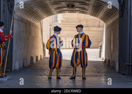 Guardia Svizzera Pontificia in Vaticano, custode della porta, Roma, Italia Foto Stock