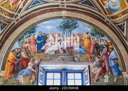 Affresco di Parnaso con dio Apollo al centro della lira, circondato dalle nove Muse e poeti Virgilio e Dante in Sala della Segnatura, Raffaello Foto Stock