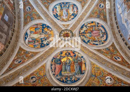 Soffitto con quattro medaglioni la Santissima Trinità di Pietro Vannucci (Perugino) in Sala del fuoco nel Borgo, Stanze di Raffaello, Musei Vaticani, Ro Foto Stock