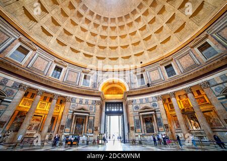 All'interno della chiesa del Pantheon a Roma. Antico tempio romano dal 113 al 125 d.C. Foto Stock