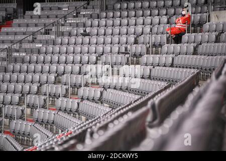 Monaco, Germania. 21 Nov 2020. Calcio: Bundesliga, Bayern Monaco - Werder Bremen, 8° incontro, nell'Allianz Arena. Un medico è seduto nelle tribune vuote. Credit: Lukas Barth/epa/Pool/dpa/Alamy Live News Foto Stock