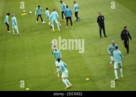 Monaco, Germania. 21 Nov 2020. Calcio: Bundesliga, Bayern Monaco - Werder Bremen, 8° incontro, nell'Allianz Arena. I giocatori di Brema si riscaldano prima della partita. Credit: Lukas Barth/epa/Pool/dpa/Alamy Live News Foto Stock