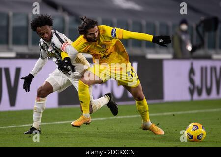 Juan Cuadrado di Juventus FC e Riccardo Sottil di Cagliari Calcio FC durante Juventus FC vs Cagliari Calcio, foto .LM/Alessio Morgese Foto Stock