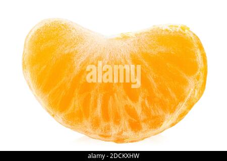 Fetta di agrumi arancio mandarino isolata. Il file contiene il percorso di ritaglio. Foto Stock
