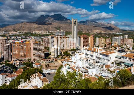 La popolare meta turistica e luogo di sole invernale di Benidorm, Costa Blanca, Spagna, visto dalla collina di Tossal de la Cala Foto Stock