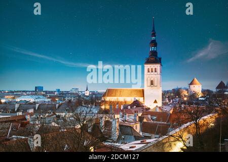 Tallinn, Estonia. Cielo stellato notturno sopra la tradizionale skyline della vecchia architettura nella Città Vecchia. Chiesa di San Nicola - Niguliste Kirik in serata d'inverno Foto Stock