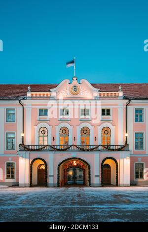 Tallinn, Estonia. Costruzione del governo della Repubblica di Estonia. Parlamento estone Riigikogu in Inverno sera in Notte Illuminazioni Foto Stock