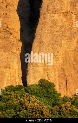 Tramonto sulla formazione rocciosa monolitica chiamata 'Les Pénitents' vicino al villaggio di Les Mées. Provenza-Alpi-Costa Azzurra (Regione PACA), Francia Foto Stock