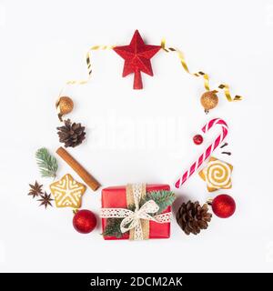 Minimalista Natale piatto corona composizione di oggetti design vista dall'alto su sfondo bianco. Concetto di nuovo anno. Foto Stock