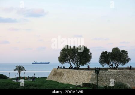 Vista parziale del bastione di Sant'Andrea, parte delle fortificazioni di Heraklion, Creta, durante le ore di distanza sociale per la pandemia di Covid-19. Foto Stock