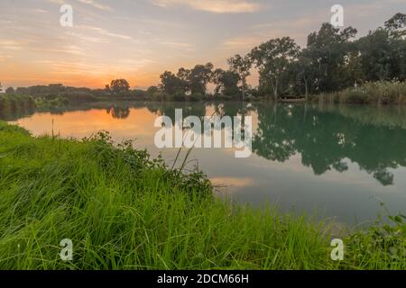 Vista al tramonto sul lago, nel Parco Nazionale di Yarkon (Tel Afek), Israele centrale Foto Stock