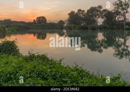 Vista al tramonto sul lago, nel Parco Nazionale di Yarkon (Tel Afek), Israele centrale Foto Stock