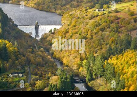 PEN Y GARREG DAM ELAN VALLEY RESERVOIR POWYS WALES IN AUTUNNO CON PONTE SUL FIUME E ALBERI COLORATI Foto Stock