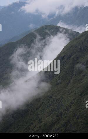 scenografico paesaggio urbano della stazione collinare di kodaikanal, la famosa stazione collinare si trova ai piedi delle colline di palani a tamilnadu, india meridionale Foto Stock