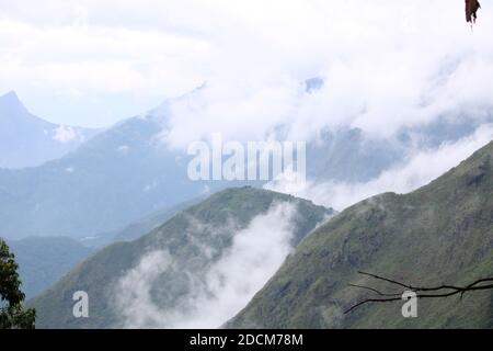 scenografico paesaggio urbano della stazione collinare di kodaikanal, la famosa stazione collinare si trova ai piedi delle colline di palani a tamilnadu, india meridionale Foto Stock