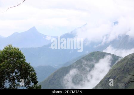 scenografico paesaggio urbano della stazione collinare di kodaikanal, la famosa stazione collinare si trova ai piedi delle colline di palani a tamilnadu, india meridionale Foto Stock