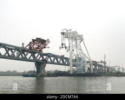 Munshiganj. 22 novembre 2020. Una campata è installata sui pilastri del Padma Bridge presso il cantiere alla periferia di Dhaka, Bangladesh, 21 novembre 2020. Gli ingegneri del China Railway Major Bridge Engineering Group Co, Ltd. (MBEC) hanno installato con successo la 38° tratta del Padma Bridge del Bangladesh. La tratta di 3,140 tonnellate è stata posta tra il pilastro-1 e il pilastro-2 il Sabato, Dewan MD Abdul Kader, manager di Padma Multipurpose Bridge Project della Bangladesh Bridge Authority ha detto a Xinhua la Domenica. Credit: Xinhua/Alamy Live News Foto Stock