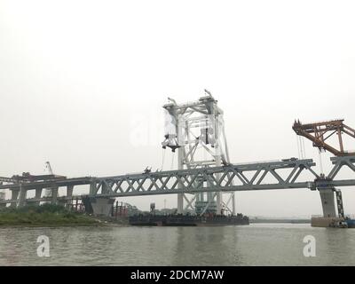 Munshiganj. 22 novembre 2020. Una campata è installata sui pilastri del Padma Bridge presso il cantiere alla periferia di Dhaka, Bangladesh, 21 novembre 2020. Gli ingegneri del China Railway Major Bridge Engineering Group Co, Ltd. (MBEC) hanno installato con successo la 38° tratta del Padma Bridge del Bangladesh. La tratta di 3,140 tonnellate è stata posta tra il pilastro-1 e il pilastro-2 il Sabato, Dewan MD Abdul Kader, manager di Padma Multipurpose Bridge Project della Bangladesh Bridge Authority ha detto a Xinhua la Domenica. Credit: Xinhua/Alamy Live News Foto Stock