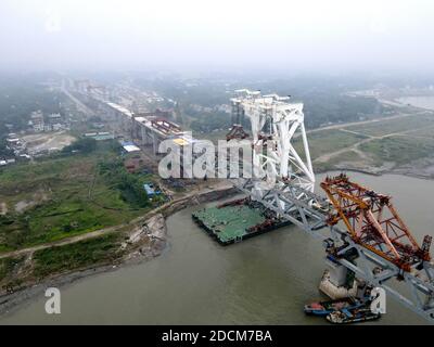 Munshiganj. 22 novembre 2020. Una campata è installata sui pilastri del Padma Bridge presso il cantiere alla periferia di Dhaka, Bangladesh, 21 novembre 2020. Gli ingegneri del China Railway Major Bridge Engineering Group Co, Ltd. (MBEC) hanno installato con successo la 38° tratta del Padma Bridge del Bangladesh. La tratta di 3,140 tonnellate è stata posta tra il pilastro-1 e il pilastro-2 il Sabato, Dewan MD Abdul Kader, manager di Padma Multipurpose Bridge Project della Bangladesh Bridge Authority ha detto a Xinhua la Domenica. Credit: Xinhua/Alamy Live News Foto Stock