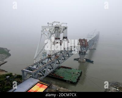 Munshiganj. 22 novembre 2020. Una campata è installata sui pilastri del Padma Bridge presso il cantiere alla periferia di Dhaka, Bangladesh, 21 novembre 2020. Gli ingegneri del China Railway Major Bridge Engineering Group Co, Ltd. (MBEC) hanno installato con successo la 38° tratta del Padma Bridge del Bangladesh. La tratta di 3,140 tonnellate è stata posta tra il pilastro-1 e il pilastro-2 il Sabato, Dewan MD Abdul Kader, manager di Padma Multipurpose Bridge Project della Bangladesh Bridge Authority ha detto a Xinhua la Domenica. Credit: Xinhua/Alamy Live News Foto Stock