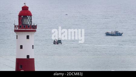 Beachy Head, Eastbourne, Regno Unito. 22 novembre 2020. La ricerca continua per due membri dell'equipaggio della Joanna C, una nave che trasmette un segnale di emergenza ieri 21/11/2020 circa tre miglia marine al largo della costa del Sussex. Oggi la guardia costiera è stata unita da pescherecci e da diporto nella ricerca vicino Beachy Head Lighthouse. Credit: James Boardman/Alamy Live News Foto Stock