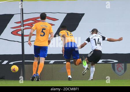 Londra, Regno Unito. 22 novembre 2020. Bobby Decordova-Reid di Fulham (14) segna il suo primo obiettivo squadre a equalizzare a 1-1. Premier League Match, Fulham contro Everton al Craven Cottage di Londra domenica 22 novembre 2020. Questa immagine può essere utilizzata solo per scopi editoriali. Solo per uso editoriale, è richiesta una licenza per uso commerciale. Nessun utilizzo nelle scommesse, nei giochi o nelle pubblicazioni di un singolo club/campionato/giocatore. pic by Steffan Bowen/Andrew Orchard sports photography/Alamy Live news Credit: Andrew Orchard sports photography/Alamy Live News Foto Stock