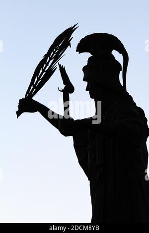 Troon War Memorial, Cenotaph Ayrshire, Scozia, Regno Unito, si è stagliato contro il cielo blu chiaro Foto Stock